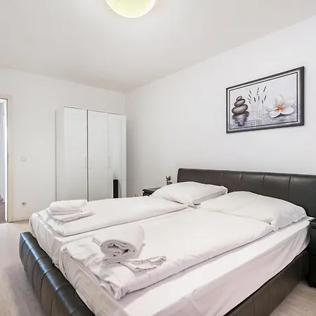 Aldars Urban Trio Suite No.5 Apart-hotel 3*