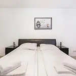 Aldars Urban Trio Suite No.5 アパートホテル